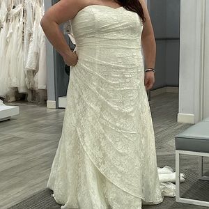 NWT Beautiful Lace Wedding Dress